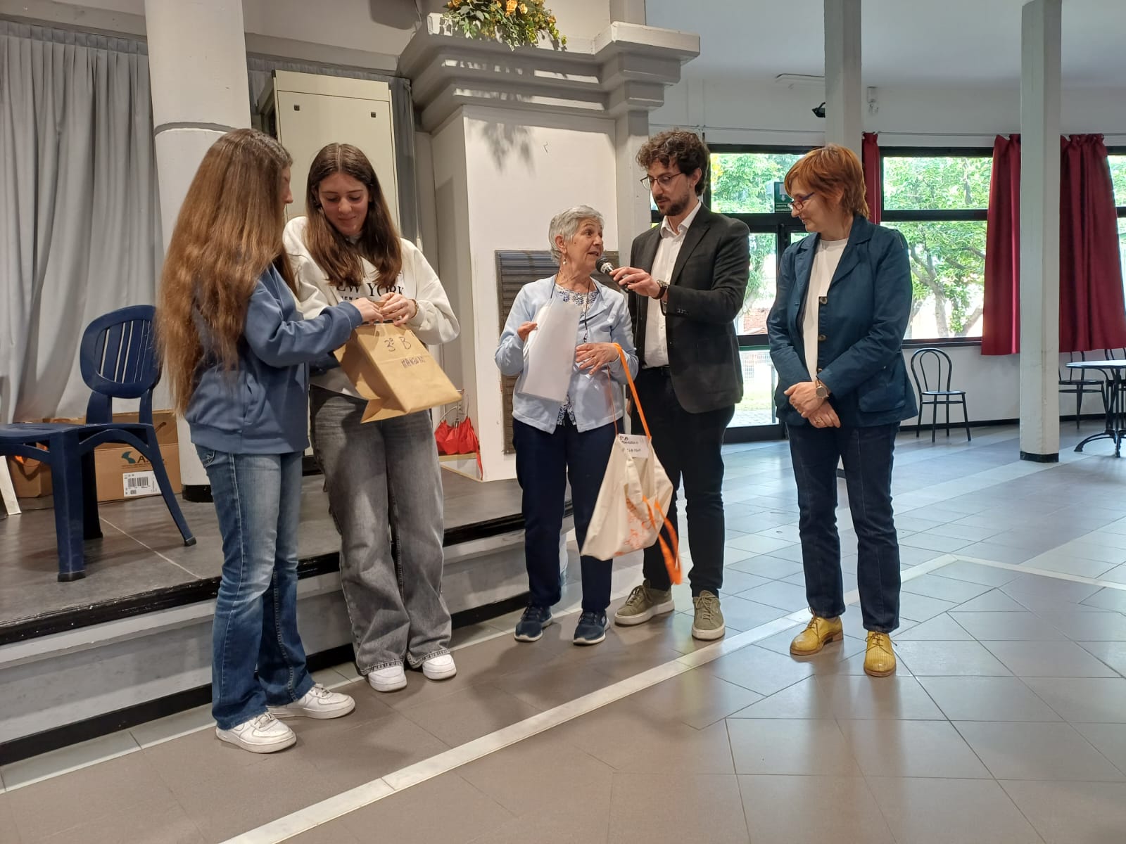 La classe 3B 1° classificata al concorso letterario “Scrivo per la mia città”
